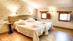 A hotel room with two beds, wooden headboards, patterned wallpaper, and two bedside tables with lamps. - Le Chêne Creux Country House (Campillejo)