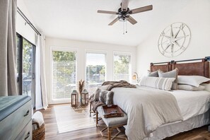 2 slaapkamers, een bureau, een strijkplank/strijkijzer, reisbedje