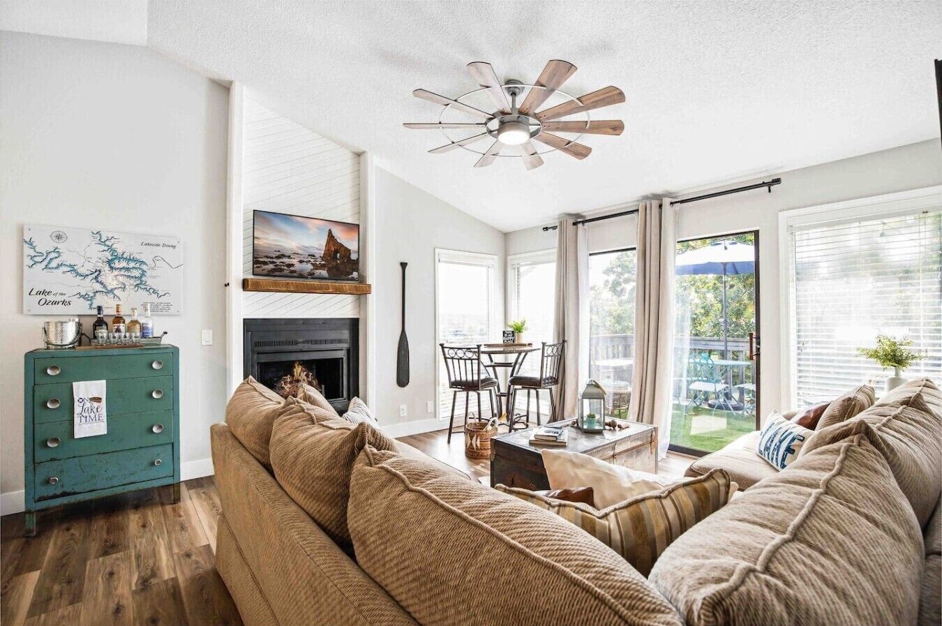 TV, fireplace