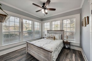 3 slaapkamers, een bureau, een strijkplank/strijkijzer, reisbedje