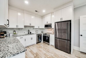 Een koelkast, een microgolfoven, een oven, een kookplaat