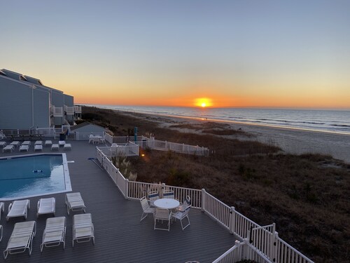  4 nights left in Sept 9/20-9/24 One bedroom-beach and pool front