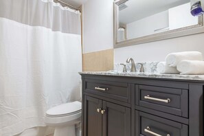 Tina, secadora de cabello, toallas, jabón