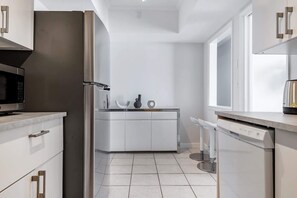 Kjøleskap, mikrobølgeovn, ovn og kokeplater