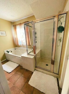 Shower, hair dryer, towels, soap - Clean, Comfortable Stress Relief house in Austin (Austin)