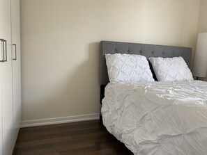 1 habitación, tabla de planchar con plancha, wifi gratis y ropa de cama