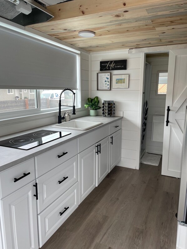 Kylskåp, mikrovågsugn, spishäll och kaffe- och tebryggare