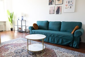 Comfort-lejlighed | Opholdsområde | 36-tommers tv med kabelkanaler