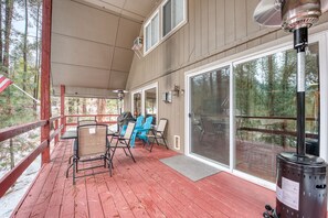 Outdoor dining - Cozy remodeled cabin in Garden Valley (Garden Valley)