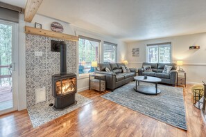 Smart TV, fireplace, books - Cozy remodeled cabin in Garden Valley (Garden Valley)