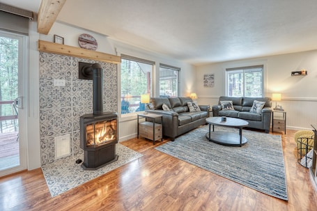 Smart TV, fireplace, books. Cozy remodeled cabin in Garden Valley