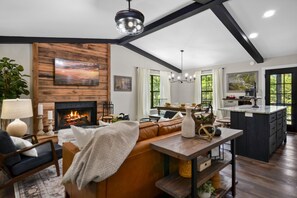 Smart TV, chimenea y futbolito
