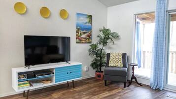 TV connectée, lecteur de DVD, livres