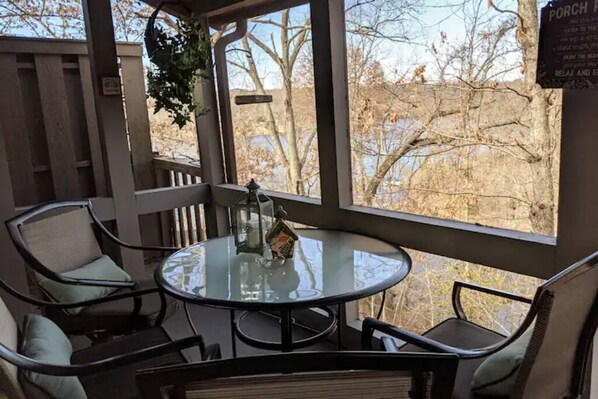 Outdoor dining - Lakeside Trail (Bella Vista)