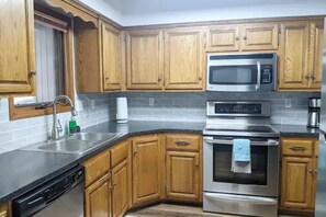 Fridge, microwave, oven, stovetop - Lakeside Trail (Bella Vista)