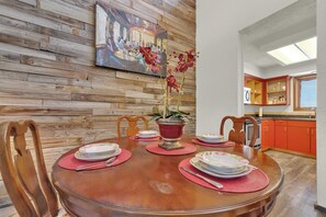 Dining - Corner Lake Getaway (Bella Vista)