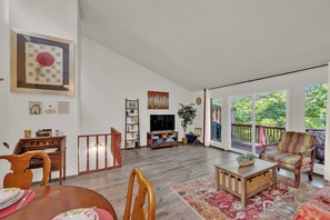 Smart TV, books - Corner Lake Getaway (Bella Vista)