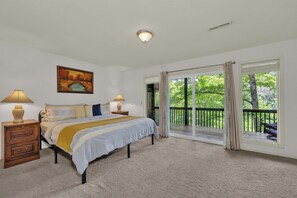 2 bedrooms, desk, iron/ironing board, free WiFi - Corner Lake Getaway (Bella Vista)