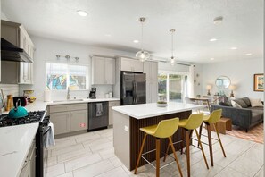 Kjøleskap, mikrobølgeovn, ovn og kokeplater