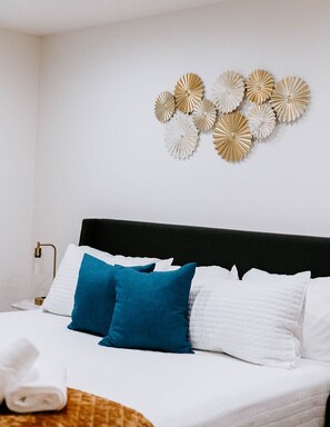 3 chambres, fer et planche à repasser, lit de bébé portatif