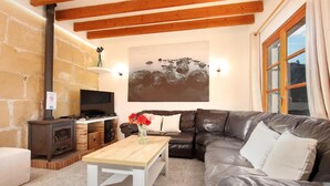 TV connectée, cheminée, table de tennis de table