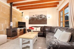 Smart-tv, eldstad och ett bordtennisbord