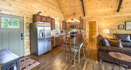 Moondance Cabin at Red River Gorge - Hot Tub
