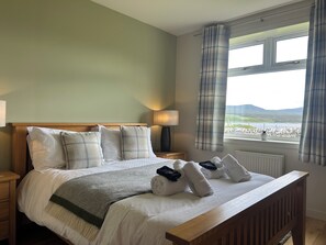 3 Schlafzimmer, Schreibtisch, Bügeleisen/Bügelbrett, Reisekinderbett