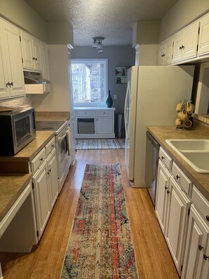 冰箱、微波炉、烤箱、炉灶