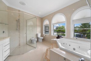 Baignoire, baignoire à jets, bidet, serviettes fournies