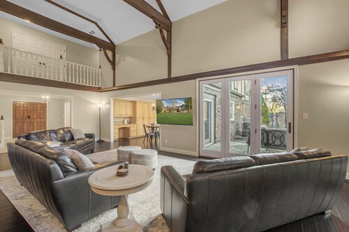 Amazing Spacious Luxurious Home - Sleeps Up To 16!