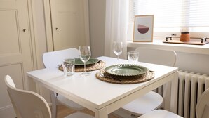 Comfort Studio | In-room dining - 2ndhomes Bright & Spacious City Studio (Helsinki)
