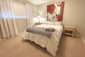 4 slaapkamers, een bureau, een strijkplank/strijkijzer, wifi