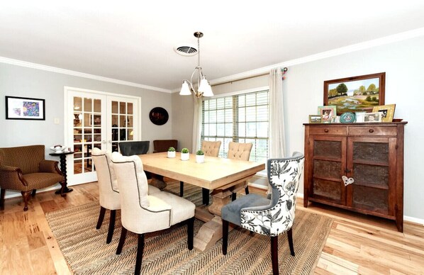 Dining - Awarded Top Properties on AirDNA! (Houston)