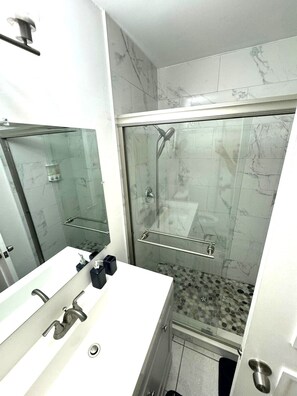 Dusche, Haartrockner, Bidet, Handtücher