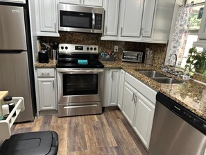 Refrigerador, microondas, horno y parrilla de estufa 