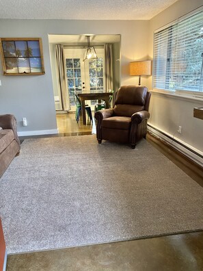 Smart TV - Cheerful 2 bedroom Best Value in NW Boise; 10 min to downtown (Boise)