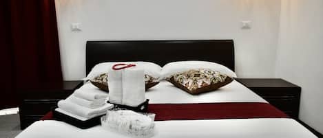 Chambre Quadruple Standard | Minibar, coffres-forts dans les chambres, bureau