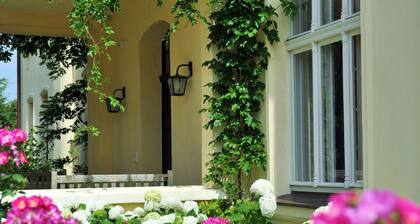 Manor house with historical flair for families and groups