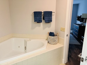 Baignoire, baignoire à jets, serviettes fournies