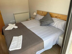 3 slaapkamers, een bureau, een strijkplank/strijkijzer