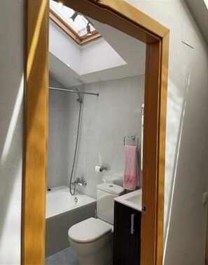 Shower, hair dryer, towels, toilet paper - 6-seater duplex to disconnect from routine (Oliana)