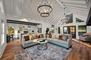 Smart TV, caminetto, tavolo da ping pong, servizi in streaming