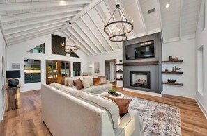 Smart TV, caminetto, tavolo da ping pong, servizi in streaming