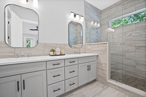 Ferienhaus | Badezimmer | Kostenlose Toilettenartikel, Haartrockner, Handtücher