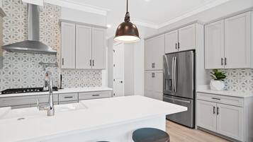 Ferienhaus | Eigene Küche | Großer Kühlschrank, Mikrowelle, Ofen, Herdplatte