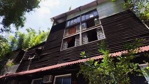 A two-story building with a corrugated metal exterior, multiple windows, and a red roof. - Barra da Tijuca Guest Houses (Rio de Janeiro)