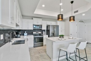 Køleskab, mikrobølgeovn, ovn, kogeplade