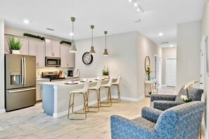 Køleskab, mikrobølgeovn, ovn, kogeplade