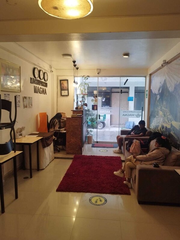 ฝ่ายต้อนรับ